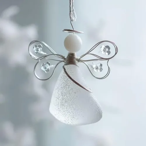 Vista 4 de Adorno de ángel de cristal de mar hecho a mano, hecho a mano, decoración de ángel envuelto en alambre plateado, decoración única de árbol de Navidad