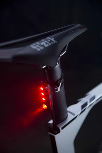 Vista 4 de Knog Blinder Road R70 luz recargable con USB trasero