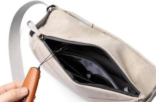 Vista 4 de Bellroy Mini bolso bandolera pequeño (bolso cruzado pequeño para mujeres, hombres, 4L), Saltarbusto, talla única