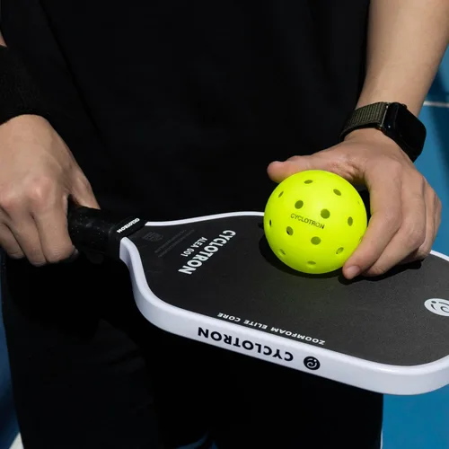Vista 7 de cyclotron P-40 Outdoor Pickleball Balls – USAPA Approved Pickleballs, 40-Hole Precision Design, High Visibility, Durable Seamless HDPE Construction