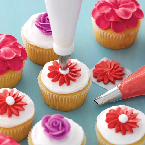 Vista 5 de Juego de puntas para glaseado Wilton para decoración de pasteles y cupcakes, 9 piezas con estuche de transporte 9-Piece Stainless Steel Tip Set