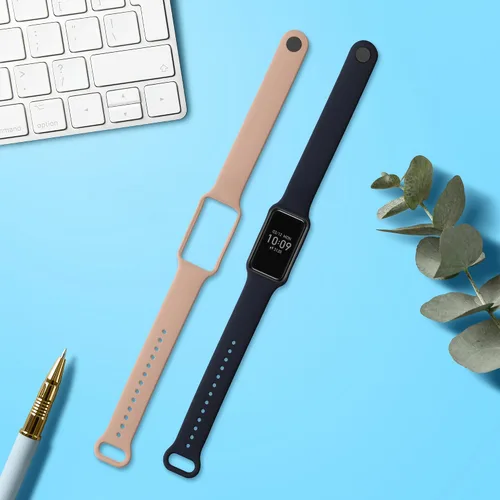 Vista 2 de kwmobile Correas compatibles con Amazfit Band 7 Straps – 2 correas de silicona de repuesto – Negro/Azul Oscuro