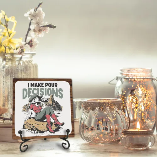 Vista 3 de Placa de madera de 5 pulgadas con texto en inglés "I Make Pour Decisions", letrero de madera con soporte de metal, decoración y accesorios