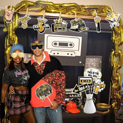 Vista 2 de Cheereveal Accesorios para cabina de fotos de hip hop dorados y negros, 24 piezas retro de rock and roll de los años 90 con temática de música