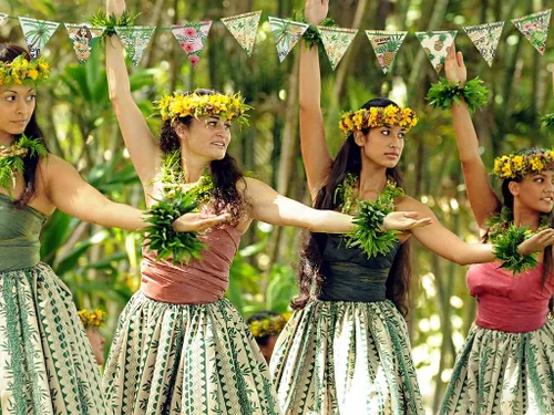 Vista 5 de Apol Juego de 2 decoraciones hawaianas para fiesta de cumpleaños, guirnalda de piña con bandera triangular, verde, cartulina, rectangular, guirnalda
