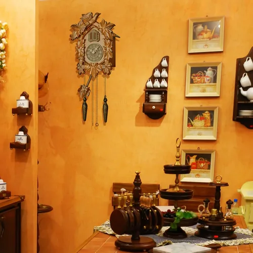Vista 5 de Reloj de cuco con modo nocturno, decoraciones talladas a mano y péndulo oscilante (marrón)
