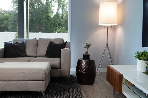 Vista 2 de Balkene Home La mesa de taburete de metal Braga es una verdadera pieza multifuncional, que sirve como taburete, mesa ocasional, maceta o contenedor