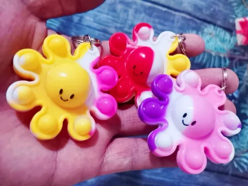 Vista 2 de Paquete de 30 llaveros de mochila de pulpo a granel para estudiantes, regalos y recuerdos de fiesta de Navidad de pulpo, premio de burbujas