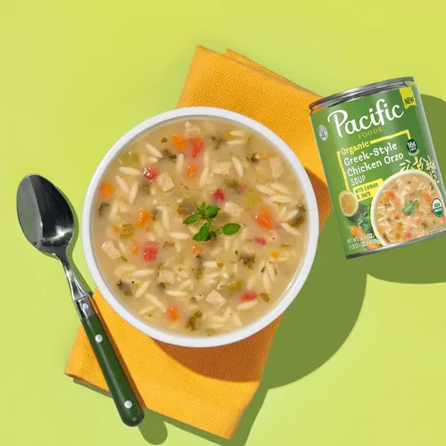 Vista 3 de Pacific Foods Caldo de pollo orgánico estilo griego con orzo, limón y hierba, lata de 16.1 oz