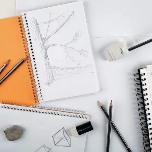 Vista 2 de Derwent Academy, papel, Heavyweight, topbound Sketch Book, 70 hojas, 9" x 12" (54964)