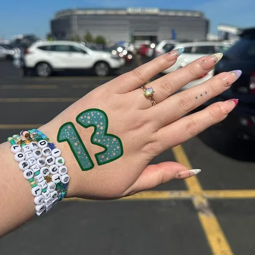 Vista 4 de 36 piezas 13 tatuajes temporales, 13 tatuajes, tatuajes de manos, tatuajes temporales de cumpleaños, accesorios de fiesta para regalos de cantante
