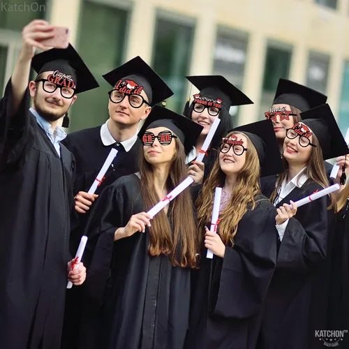 Vista 3 de KatchOn, Gafas de graduación rojas 2026 – Brillantina, paquete de 12 Accesorios para cabina de fotos de graduación 2026 para decoraciones