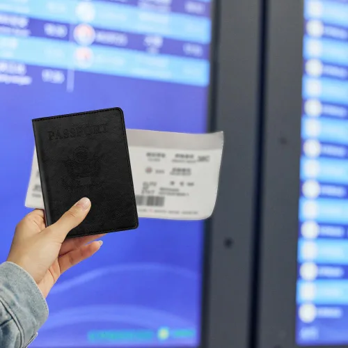 Vista 3 de Funda de cuero para pasaporte - Cartera de pasaporte de viaje para mujeres y hombres, artículos esenciales para el aeropuerto con protector, Negro