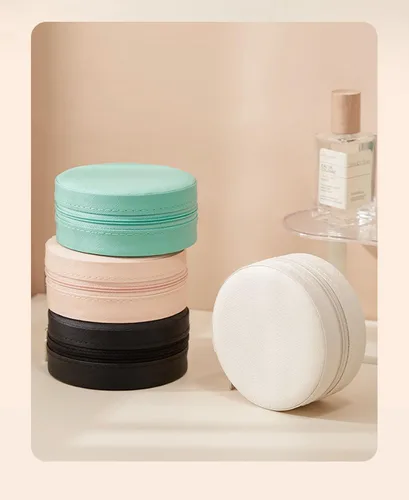 Vista 4 de RT&BS Pequeño joyero de viaje, organizador de viaje de joyería, cajas de joyería para mujeres y niñas con lindo mini forma redonda, bonito regalo
