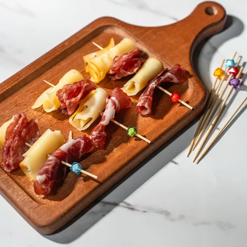 Vista 5 de PuTwo palillos de cóctel hechos a mano 300 unidades palillos de cóctel de bambú natural con cuentas cúbicas en los extremos, ecológicos, pinchos