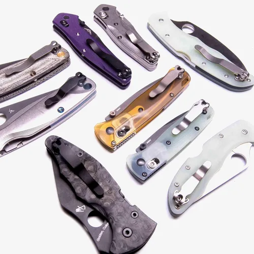 Vista 2 de Flytanium Clip de Bolsillo Universal de Titanio para Navaja Plegable Compatible con Cuchillos Benchmade y Modelos de Cuchillos Spyderco, y Muchos