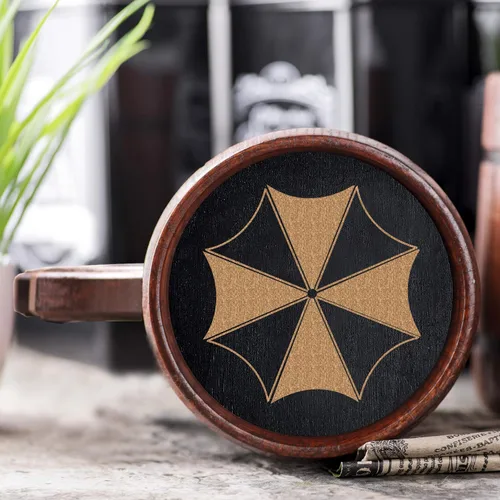 Vista 2 de Taza de cerveza. Taza de cerveza de madera personalizada Umbrella Corporation. Taza Umbrella Corps. Jarra de madera. Regalo para él. Regalo