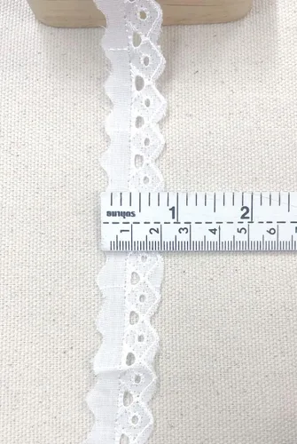 Vista 3 de AMORNPHAN 15 yardas de ancho 0.75 pulgadas de ancho con ojales de algodón blanco con ribete de encaje, tela bordada floral, mantel, mantas