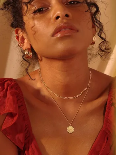 Vista 3 de Fettero Collares con iniciales en capas de oro para mujer, chapado en oro de 14 quilates, con letra circular retro y delicada, gargantilla de cadena