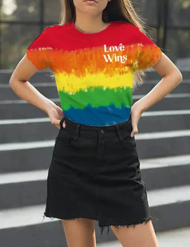 Vista 5 de Camiseta de manga corta con texto en inglés "Be You" para mujer, con estampado de arcoíris y texto en inglés "Love Wins