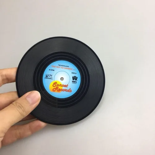Vista 3 de Posavasos retro negro para bebidas con CD y discos resistentes al calor, antideslizantes, accesorios de oficina en casa, regalos (1 unidad, al azar)