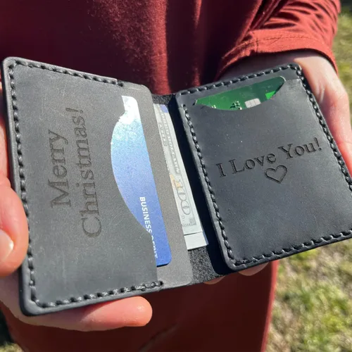 Vista 4 de Cartera minimalista de cuero genuino grabada personalizada para hombres y mujeres, carteras personalizadas con 4 ranuras para tarjetas con llavero