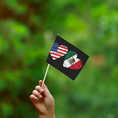Vista 8 de Bandera de México de Estados Unidos, bandera de mano con corazón, tamaño único, tamaño pequeño, mini banderas en palo, decoraciones de fiesta