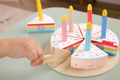 Vista 2 de Fisher-Price Conjunto de Pastel de Juguete de Madera de Juego de Simulación, 14 Piezas de Comida de Madera para Decorar y Servir para Juego de Niños