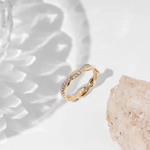 Vista 4 de PAVOI Anillo de eternidad chapado en oro de 14 quilates con circonita cúbica para mujer