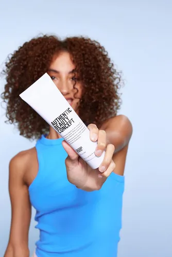 Vista 4 de Authentic Beauty Concept Loción hidratante Loción hidratante para el cabello Crema sin enjuague Protege del daño por secado y ayuda a combatir