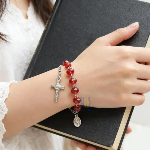 Vista 3 de WE Confirmación Rosario Pulsera Favor (12PCS) Recuerdos de confirmacion brasalete Pulsera roja para invitados, Acrílico, No es una piedra preciosa