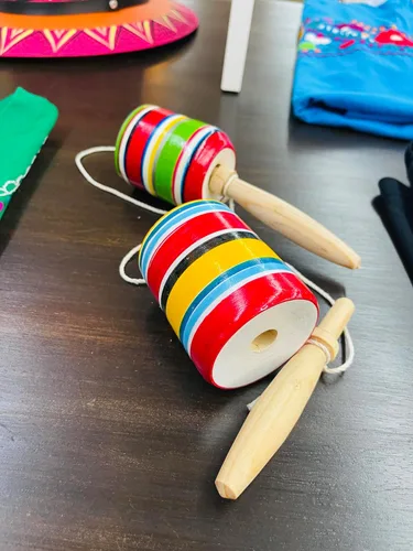Vista 4 de Balero de madera multicolor mexicano juguete tradicional hecho a mano nuevo
