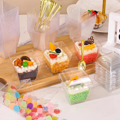 Vista 4 de Paquete de 150 tazas cuadradas de plástico para postre de 8 onzas con tapas de cúpula y mini cucharas doradas, tazas de yogur transparente