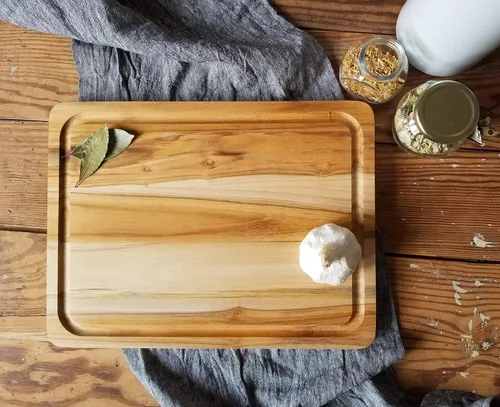 Vista 5 de Lipper International Tabla de cortar y servir de cocina de madera de teca con veta de borde, grande, 16" x 12" x 3/4" pulgadas