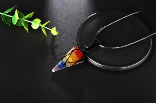 Vista 2 de XIANNVXI Collar con dije de piedra puntiaguda de cristal curativo, cuerda negra ajustable, piedra preciosa natural, joyería para hombres y mujeres
