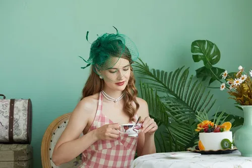 Vista 4 de Sombreros inspirados en el estilo de los años 20 y 50, sombrero pastillero, sombrero de cóctel, fiesta de té, sombrero con velo para niñas y mujeres