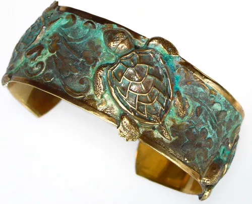 Vista 4 de Pulsera de tobillo de tortuga marina clásica de colección de Elaine Coyne con puño de pátina