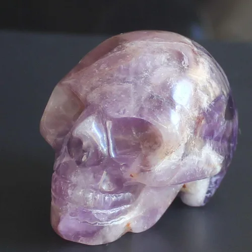 Vista 2 de Figura de calavera de cristal tallada a mano de 2 pulgadas para decoración del hogar (amatista)