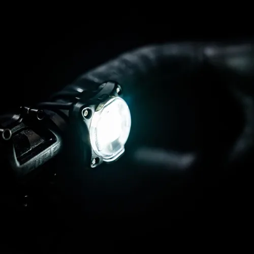 Vista 7 de LEZYNE Zecto Drive - Bicicleta duradera recargable por USB IPX7, impermeable, 250 lúmenes, luz frontal LED blanca con múltiples modos de sólido