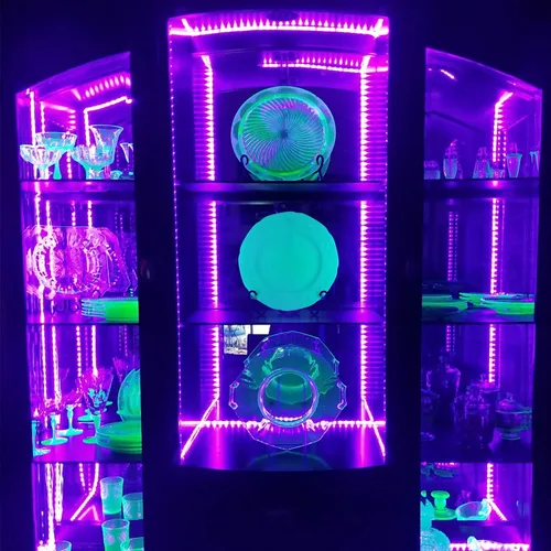 Vista 5 de Tira de luz negra USB de 16.4 pies con caja de batería, tira de luz negra LED de 5 V, 300 LED para brillar en la oscuridad, 385-400 nm para fiesta