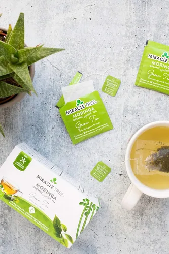 Vista 5 de Miracle Tree - Té orgánico de moringa superalimentaria, paquete de 2, 2 bolsas de té selladas individualmente (arándano, té verde) Variety pack