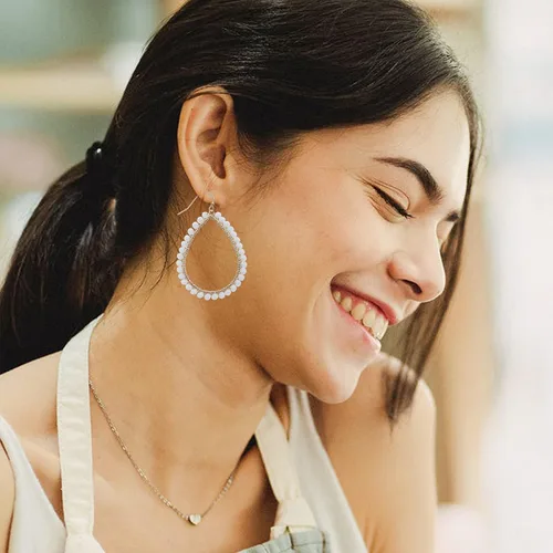 Vista 3 de Aretes colgantes de lágrima bohemios para mujer, delicados, hechos a mano, con alambre colorido, chapado en oro, con caja de regalo incluida