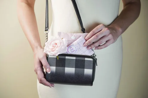 Vista 2 de Kit de cuidado femenino para mujer y niña, diseño lindo y discreto