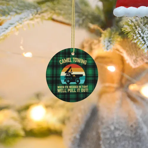 Vista 8 de Camel Towing When It's Wedged in Tight We'll Pull It Out Christmas Tree Hanging Ceramic Round Christmas Ornaments Home Decor Indoor Outdoor