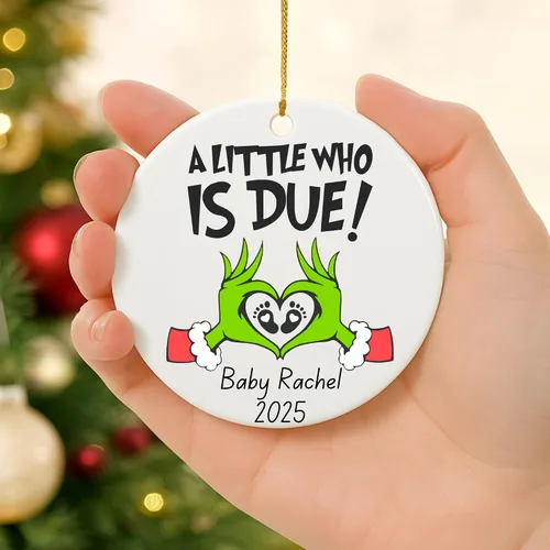 Vista 6 de Adorno de Navidad personalizado con anuncio de embarazo 2025, recuerdo navideño de A Little Who is Due - Adorno divertido de cerámica para bebés