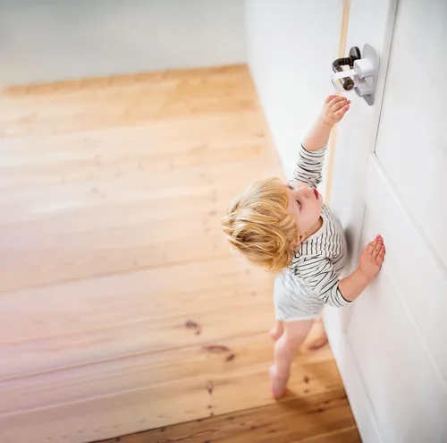 Vista 3 de Dreambaby Cerradura de manija de puerta con palanca adhesiva, cerraduras de seguridad para niños para puertas y manijas, adecuada para la mayoría