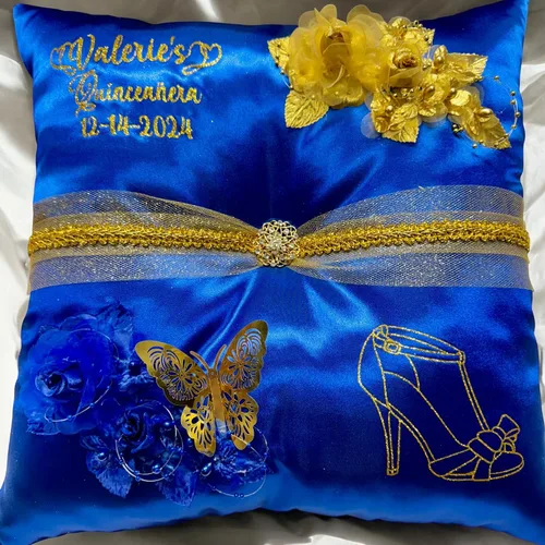 Vista 4 de Almohada para zapatos de quinceañera, azul, hecha a mano y personalizada para ti.