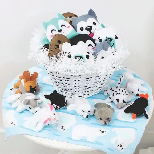 Vista 2 de Fun Express Mini Arctic Friends - Surtido de animales de peluche, lindos animales árticos, incluyendo lobos, focas, pingüinos, osos polares y más