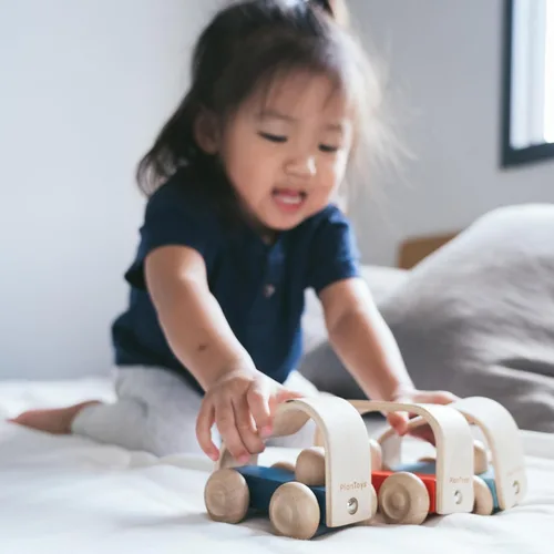 Vista 8 de PlanToys® Vroom Truck Juguete de empuje de madera para niños pequeños Coche Vroom