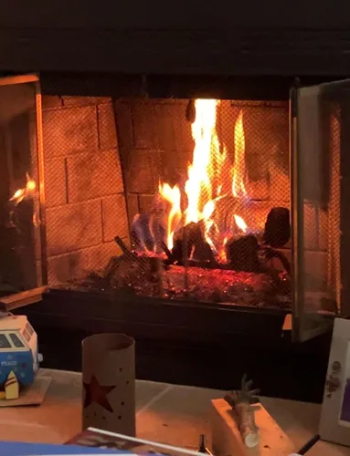 Vista 4 de Rocky Mountain Goods - Parrilla de chimenea de 18 pulgadas con retenedor de brasas, hierro fundido resistente de 1/2", tratado térmicamente
